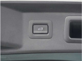 【パワーバックドア】スマートキーや運転席のボタンを押すだけでリアゲートが自動で開閉します。両手に荷物を持っている時や高い位置のバックドアを閉める際に便利な機能です。