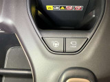 【インテリジェントパーキングアシスト】ハンドル操作をシステムが自動制御し、駐車を支援。 ドライバーはアクセルとブレーキの操作と、周囲の安全確認に専念することができます。