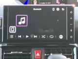 Bluetoothオーディオの画面には、曲送りや再生などのアイコンが表示されています。操作項目を見分けやすく、音楽を聴く際にも使いやすい構成です。毎日の移動に便利です。