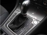 操作しやすいシフトレバーは使用感も少なく、スムーズなシフトチェンジが可能。コンディション良好です。