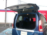 バックドアの上半分だけを開閉できるので、後ろに壁やクルマがある狭い駐車場でも荷物の出し入れがスムーズにできます。積んだ荷物が崩れ落ちる心配もありません!