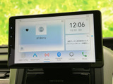 タッチ操作に対応した大画面で、ラジオやスマートフォン連携などのメニューを確認できます。時刻表示も備わり、日常の移動中に必要な情報へアクセスしやすい装備です。