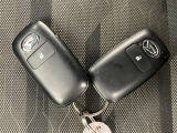 ドアの開閉時、両手が荷物で塞がっている時はキーレスでのカギの解除が大変ですよね。スマートキーはポケットやバッグに入れておけば、ノブに触れただけでロックの解除が可能です。とても便利な機能です。