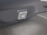 便利なアクセサリーコンセント(AC100V・1500W)が装備されています。ハイブリッドカー特有の大容量の電気エネルギーによりアウトドアシーンや停電などの非常時に便利な機能です。
