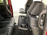 運転席・助手席の背もたれには、2列目シート用にカップホルダー付きの「格納式のシートバックテーブル」を装備しています。休憩時のちょっとした時間などカップを置いたり、小物置きに使えて便利です。