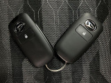 電子カードキーを携帯していれば、ドアハンドルやバックドアのリクエストスイッチを押すだけでドアの施錠・解錠が出来ます♪もちろん 遠隔操作も可能です!盗難防止のイモビライザー機能装備ですよ ☆