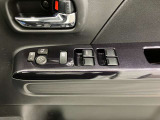 【運転席ドアスイッチ回り】パワーウィンドー[ロック機構]・電動格納式リモコンドアミラースイッチがまとまっているので操作しやすいです。