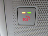 エアバッグ作動時や後突時、もしくは車内のSOSボタンを押した際に緊急通報オペレーターに連携し、救急・警察を手配します。更にオペレーターにも連携、お客様のご要望に応じてロードサービスの手配を行います。