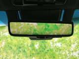 ルームミラー型の画面で後方を確認でき、運転席から振り返りにくい場面にも便利です。表示状態を確認しながら周囲への注意を保てるため、日常の運転をサポートします。