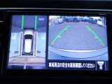 【インテリジェントアラウンドビュ-モニタ-】駐車中のクルマを、上空から見下ろしているかのような映像にして表示します。ひと目で周囲の状況がわかるため、スムースに駐車できます。