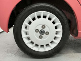 【純正アルミホイール】車体に最適化された設計による優れた耐久性と走行性能、そしてデザイン性。特に、足回りの軽量化は加速性能・燃費・乗り心地の向上に繋がり、ブレーキ性能も高めます。