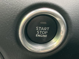エンジン始動用のプッシュボタンを備え、文字表示もわかりやすく確認できます。手の届きやすい位置に配置されているため、乗車後の始動操作をスムーズに行えます。