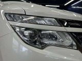 【LEDヘッドランプ】ハロゲンヘッドランプの約2倍の光量でより明るく遠くを照らし、夜間走行時の視認性を高める。さらに長寿命や、省電力も魅力。
