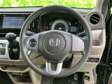 握りやすい形状のステアリングに、手元で扱えるスイッチを備えた構成です。運転姿勢を保ちながら必要な操作に手を伸ばしやすく、日常の移動を快適にサポートします。