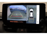 前後左右のカメラの映像を合成し、車を上から見たような視点のパノラミックビューモニター。後方の死角だけでなく左右や前方の障害物の発見もしやすくなります。