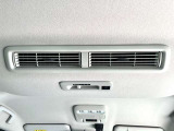 プラズマクラスターを後席にも送風。空気を効率的に循環させることで、室内空間の温度を均等に保ちます。エアコンを使わないときでも、送風することによって、後席でも心地よく過ごすことができます。