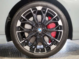 【BMWアロイホイル】軽量かつ強度に拘ったアロイホイル。走行性能ポテンシャルを引き出す設計。車の足元を引き締めてくれる大きなポイントはアロイホイルです。