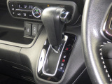 インパネシフトだから視線の移動も少なく足元もスッキリ♪運転席もゆったりしているのでゆとりを持ってドライブできますね!