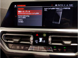 左右独立式のエアコンは約3度運転席側に傾いており、ドライバーの目線の移動も少なく横目で見えるように配置されております。スイッチ類も片手で届く位置に配置しており、ドライバーの負担を軽減できます。