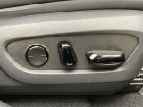運転する時はドライビングポジションが気になりますよね。パワーシートで座席位置の微調整もしっかりできます。高級感がある装備としても人気があります。
