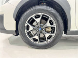 純正アルミホイールが車の雰囲気を引き立てますね!