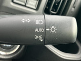 レバーには各表示が見やすく記され、運転席から手元の操作位置を確認しやすい配置です。日々の運転で迷いにくいよう、必要な表示がひと目で把握できる実用的な装備です。