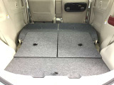 リヤシートを倒すと大きな荷物も搭載可能です。