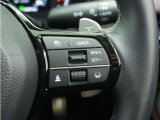 ◆アダプティブクルーズコントロール◆予め設定した車速内でクルマが自動的に加減速。前走車との適切な車間距離を維持しながら追従走行します。【LKAS】車線維持支援システムでステアリング操作を支援。