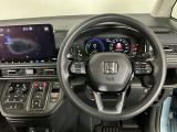 【ハンドル】運転にかかわる様々な操作を安全に行えるように視点移動が少なく操作性に配慮されたスイッチ類が凝縮されたコックピットです。