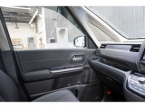 車内は、ブラックやグレーで統一された、落ち着きのある空間になっています。