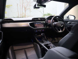 内装はシンプルに使い勝手を考え作られています。お車を運転する感覚をダイレクトに体感して頂けます。室内も広くロングドライブにも快適にお過ごしいただけます。
