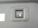 ワンタッチでバックドアが開閉。重たいバックドアも力いらずで開閉できる便利なパワーバックドア付きです!