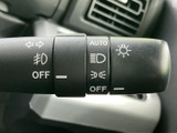 レバーには各種マークが表示され、必要な操作を確認しやすい仕様です。運転席から手元を見て機能を把握しやすく、日常の運転を支える装備のひとつです。