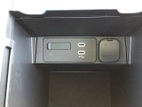 電源ソケット USB が使用できます。