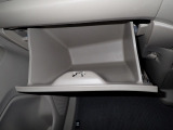 大型のグローBOXが装備されています。よく使うアイテムの収納に便利です、欲しい時にすぐに取り出せます♪