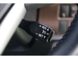【クルーズコントロール】搭載です。オンにしておけば、高速道路などでアクセルを踏み続けなくてもセットした一定速度を維持してくれます。運転する方の負担を軽減し、疲労軽減に貢献してくれます。