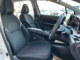 運転席・助手席は、ゆったりと座れるサイズで、長時間の運転でも快適です。