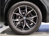 【BMWアロイホイル】軽量かつ強度に拘ったアロイホイル。走行性能ポテンシャルを引き出す設計。車の足元を引き締めてくれる大きなポイントはアロイホイルです。