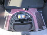 トレイ下にはアンダートランクも備えております。パンク修理キットや車載工具もこちらにございます。