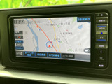 地図上に現在地や道路、周辺の地名が表示され、目的地までのルート確認に活用できます。画面内の案内表示も見やすく、初めての場所へ向かう際にも頼りになります。