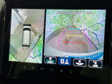 後方の映像に加え、車両周辺を上から見た映像も確認できる表示です。駐車時に周囲の状況を把握しやすく、画面上のガイドも目安として活用できます。車庫入れや狭い場所での駐車をサポートします。