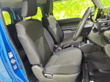 前席のシートと後席の位置関係が分かりやすく、乗り降りや車内での移動をイメージしやすい室内です。窓から光が入り、座面や背もたれも確認しやすい構成です。