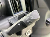 レバーには各操作を示すマークが配置され、手元で確認しやすい仕様です。必要な操作を迷いにくく、周囲への合図や灯火の切り替えを日常の運転でスムーズに行えます。