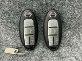 【インテリジェントキー】カバンやポケットに入れたままでもドアの施錠・開錠が可能なスマートキーを装備。スタートボタンのオン・オフ時もカギを取り出す必要がないからとっても便利です♪
