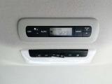 後席専用のオートエアコンスイッチが備わっています。