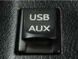 USB端子とAUX端子を装備しております。