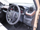 ステアリングスイッチ付きです。運転中に前方から目を離すことなく、オーディオの操作ができるので、安全な走行をサポートします。