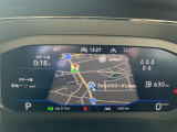 【Digital Cockpit Pro】基本の速度計とタコメーターの表示に加え、中央にドライビングデータやマップなどを少ない視線移動で視認できます。
