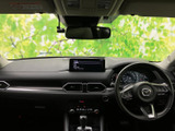 運転席から前方を見渡しやすく、メーターやセンターディスプレイも視線を移しやすい位置に配置。落ち着いた室内で、日々の移動を快適に過ごせます。