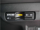 ◆ETC2.0装着◆進化したドライブ体験。料金収受システムだけだったETCが生まれ変わって、高速道路を賢く使うETC2.0に進化しました。多彩な情報サービスが便利で快適なドライブ体験を提供します。